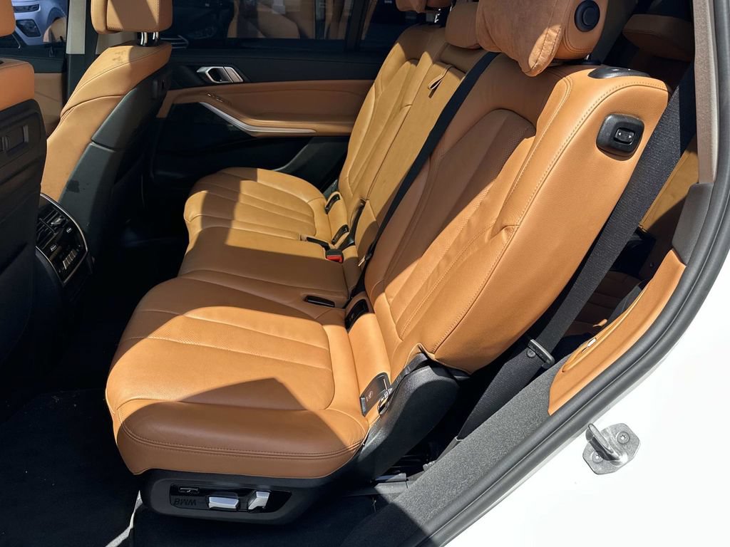 Used 2022 BMW X7 xDrive40i w/ Premium Package AWD/4WD image 12
