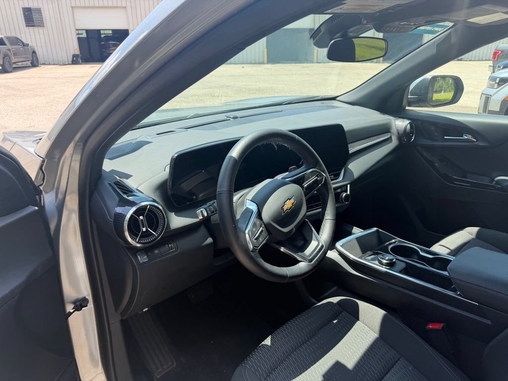 Used 2026 Chevrolet Equinox LT FWD image 9