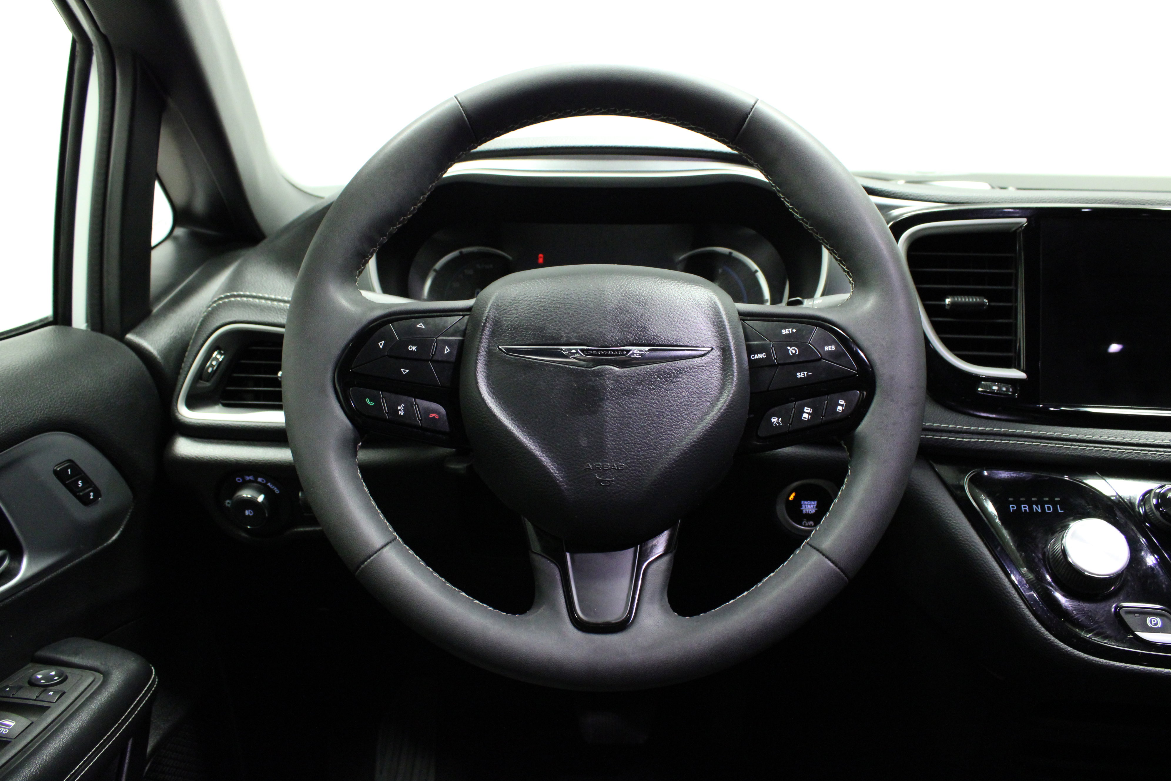 Used 2023 Chrysler Pacifica Touring-L w/ Uconnect Theater Family Group image 22