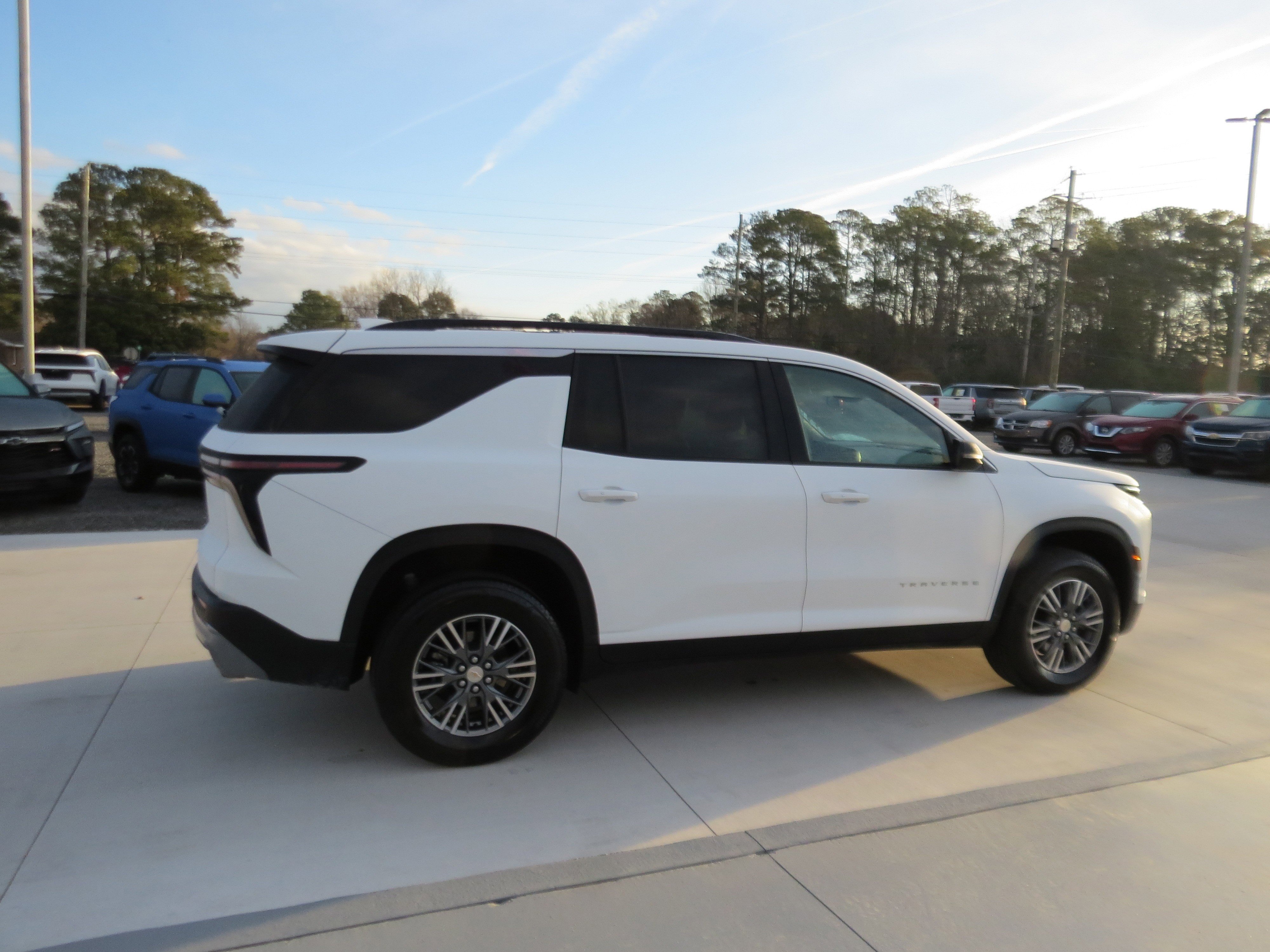 Used 2025 Chevrolet Traverse LT image 7