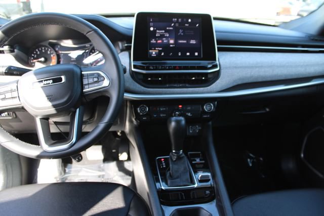Used 2025 Jeep Compass Latitude image 15