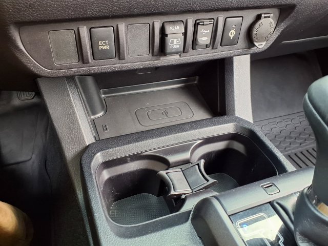 Used 2018 Toyota Tacoma TRD Off-Road AWD/4WD image 30