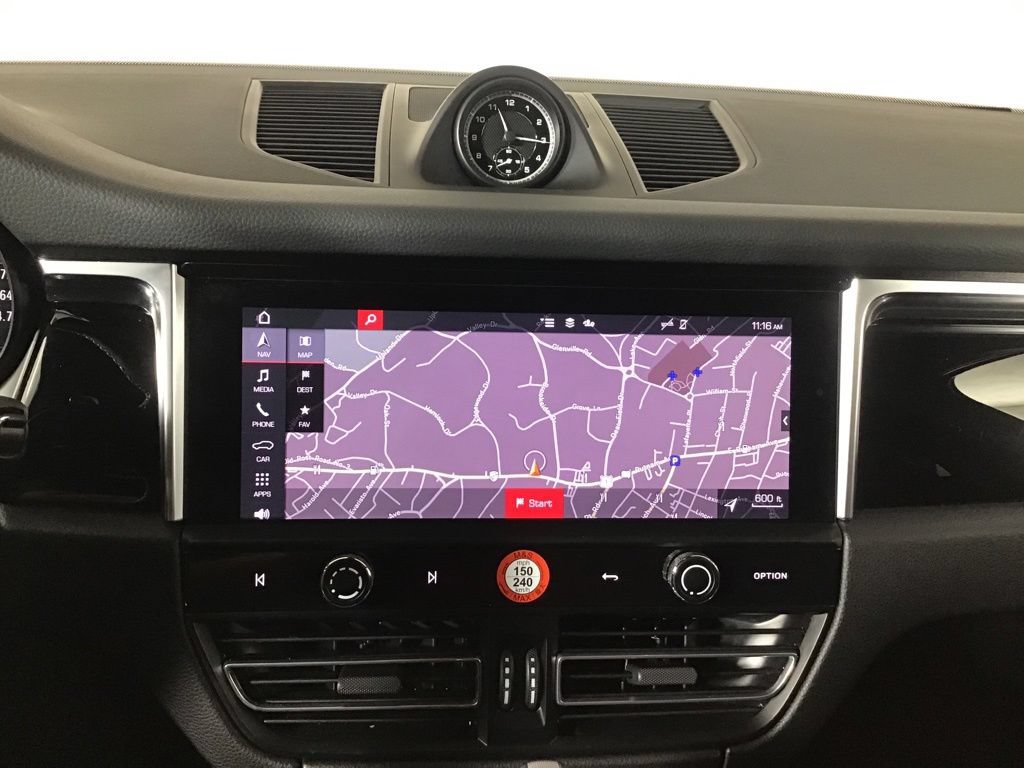 Certified 2024 Porsche Macan AWD/4WD image 33