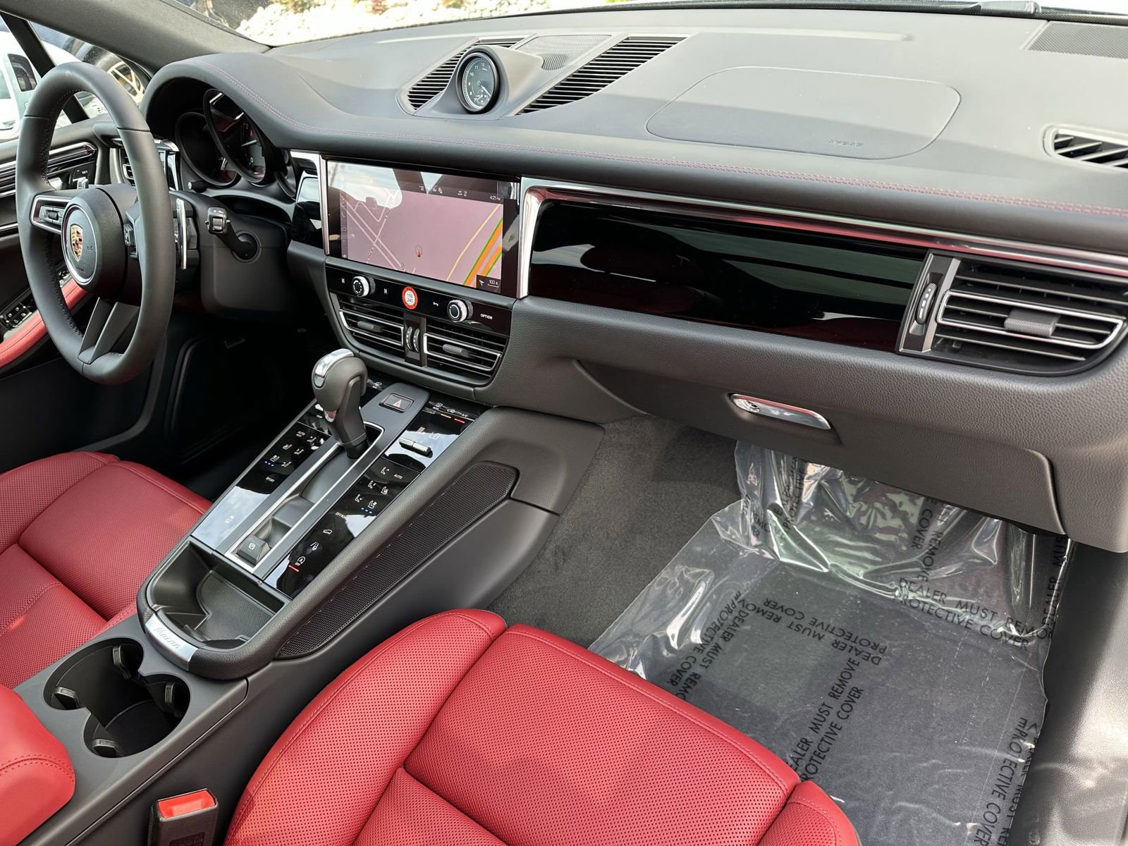 Certified 2025 Porsche Macan AWD/4WD image 19
