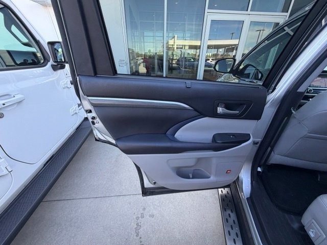 Used 2017 Toyota Highlander Limited FWD image 25