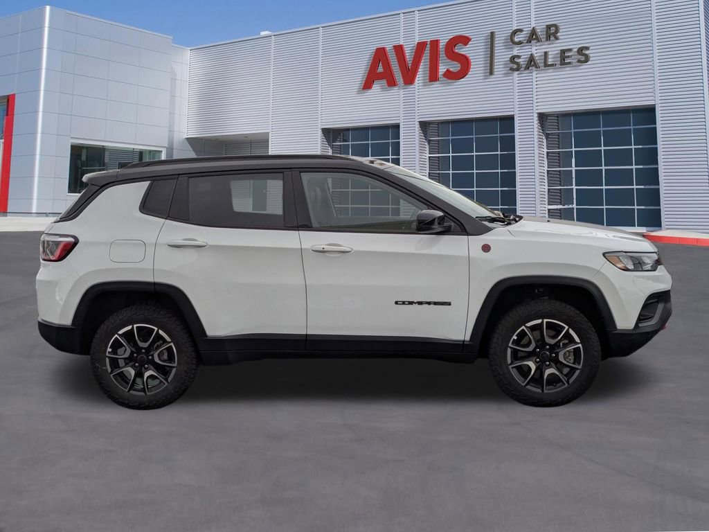Used 2025 Jeep Compass Trailhawk image 5