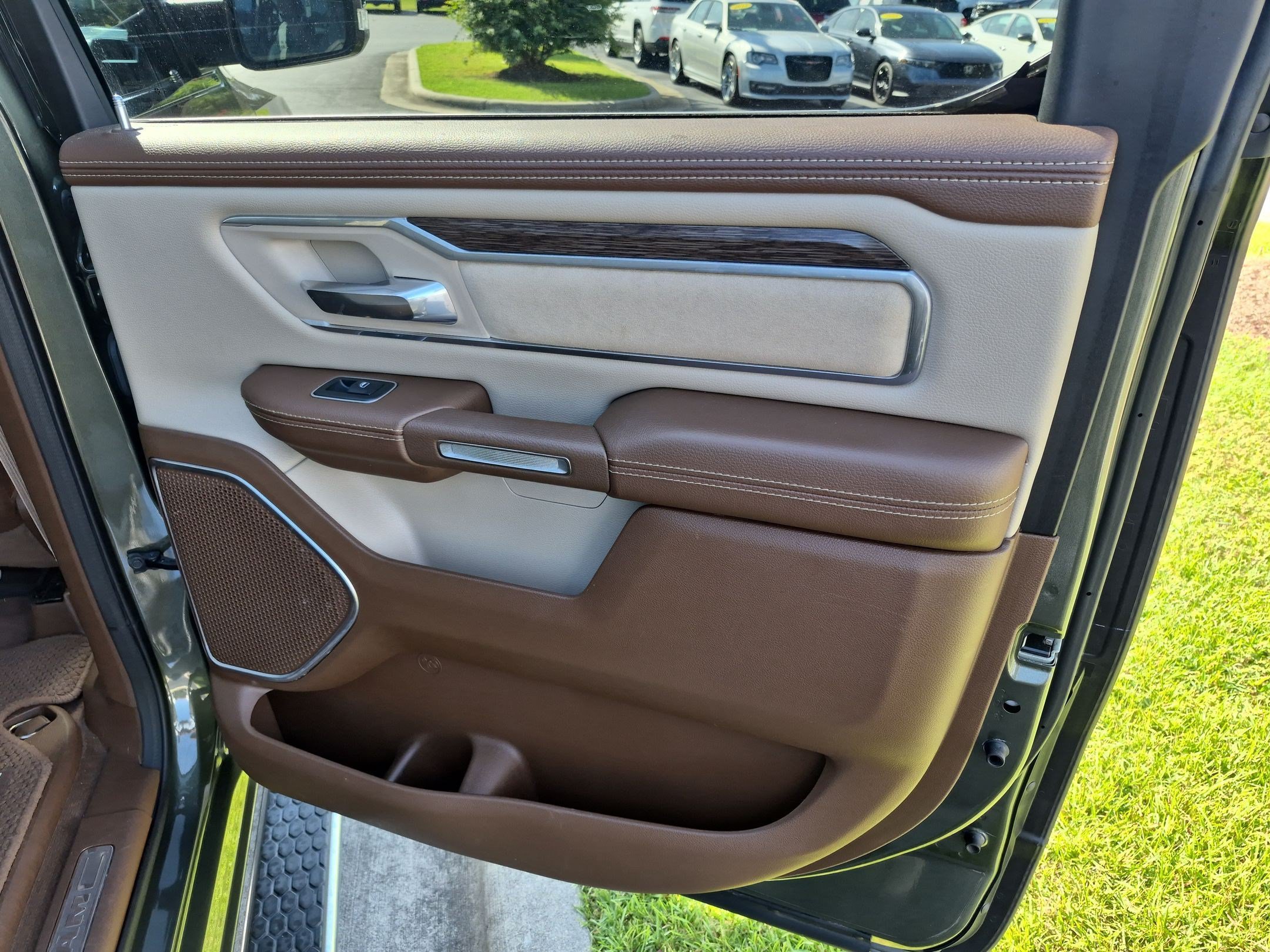 Used 2020 RAM 1500 Laramie AWD/4WD image 18