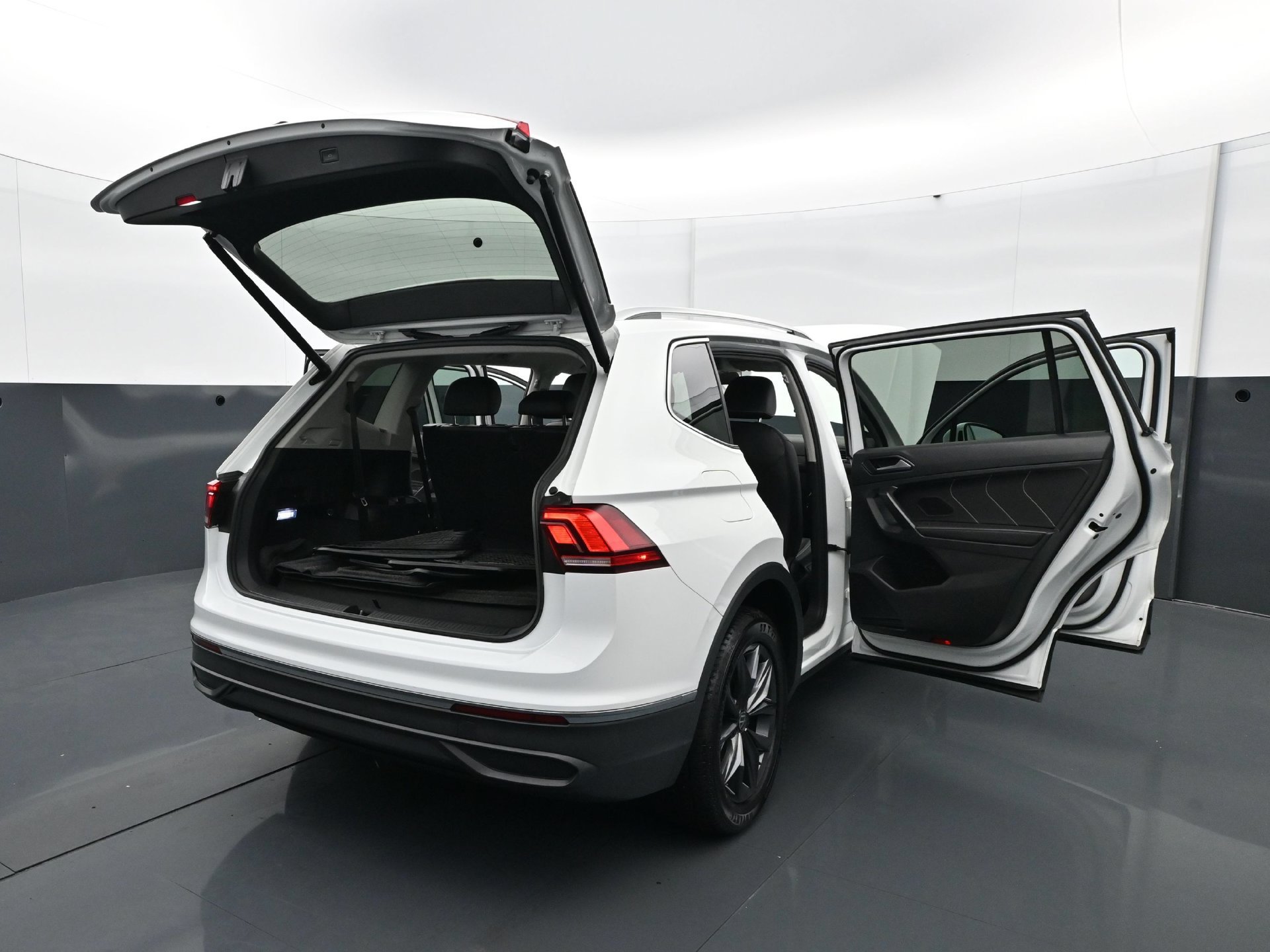 Used 2022 Volkswagen Tiguan SE FWD image 35