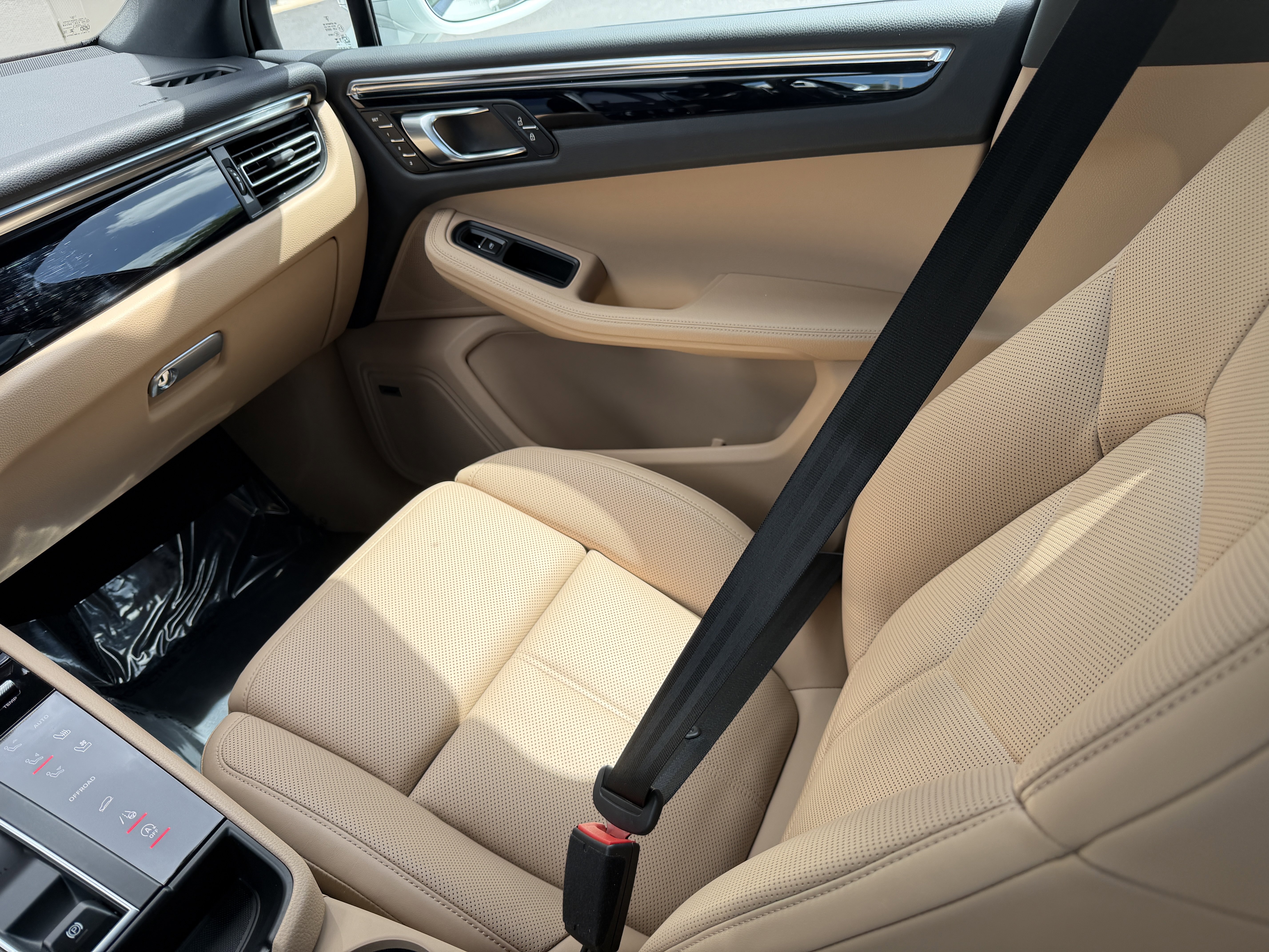 Certified 2025 Porsche Macan image 19