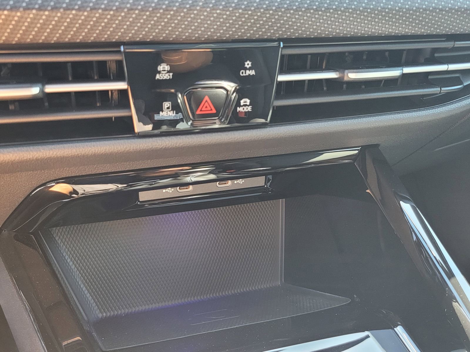 Used 2024 Volkswagen Golf R 2.0T image 26