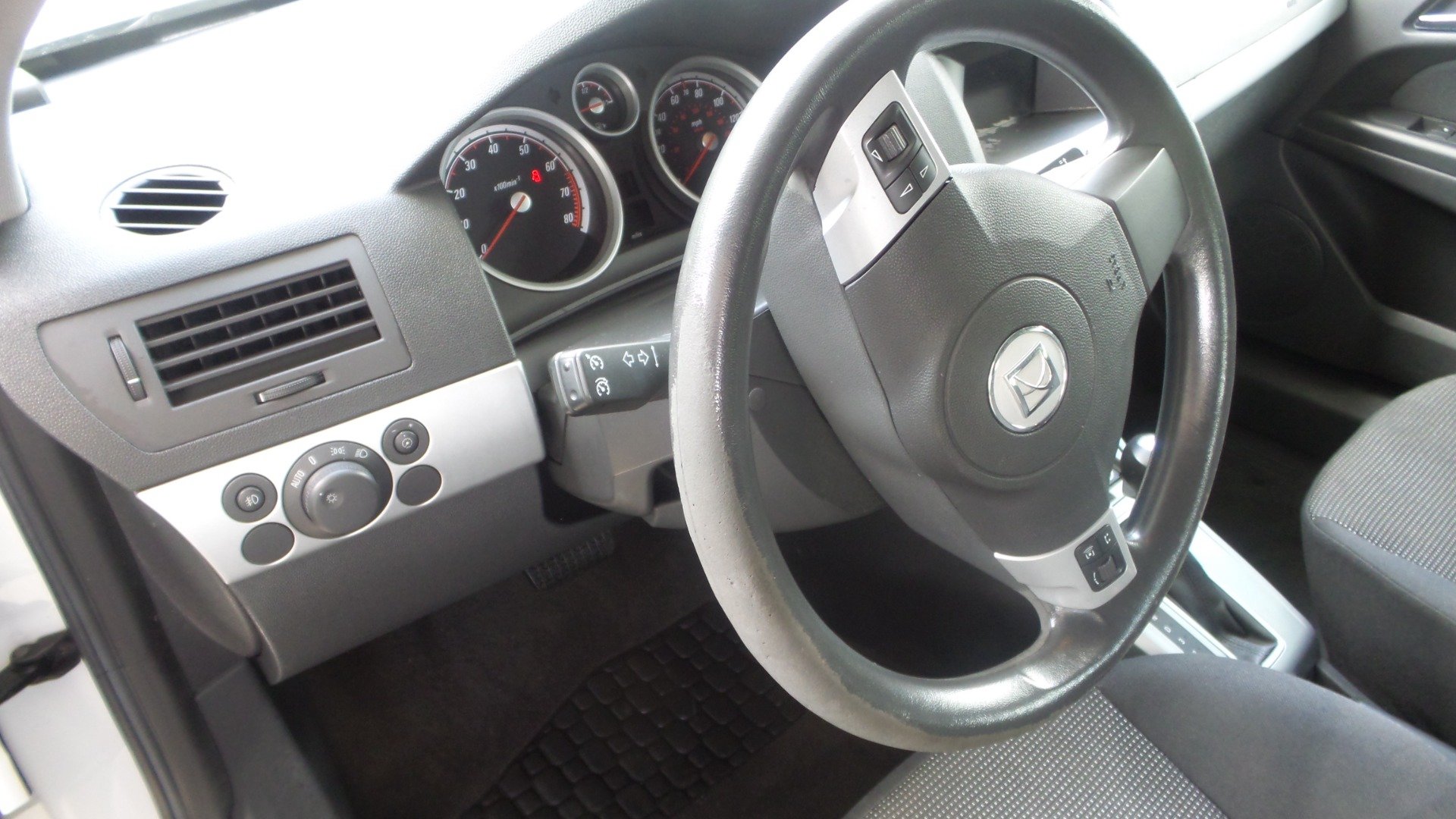 Used 2008 Saturn Astra XR FWD image 16