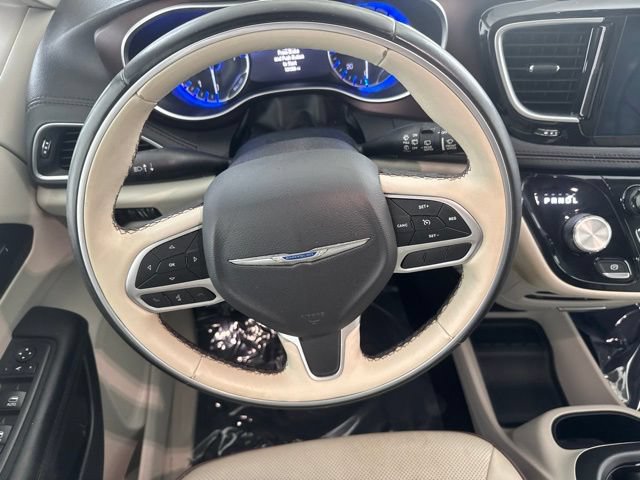 Used 2018 Chrysler Pacifica Limited FWD image 25