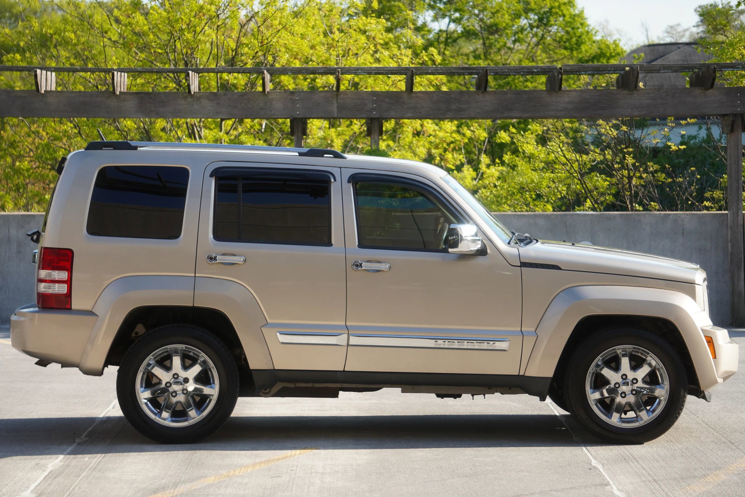 Used 2010 Jeep Liberty Limited w/ Tire & Wheel Group image 14