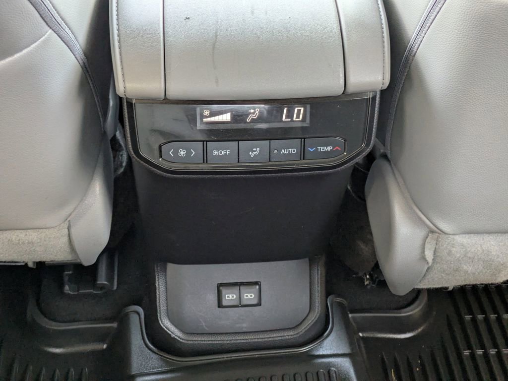 Used 2022 Toyota Highlander XLE AWD/4WD image 15