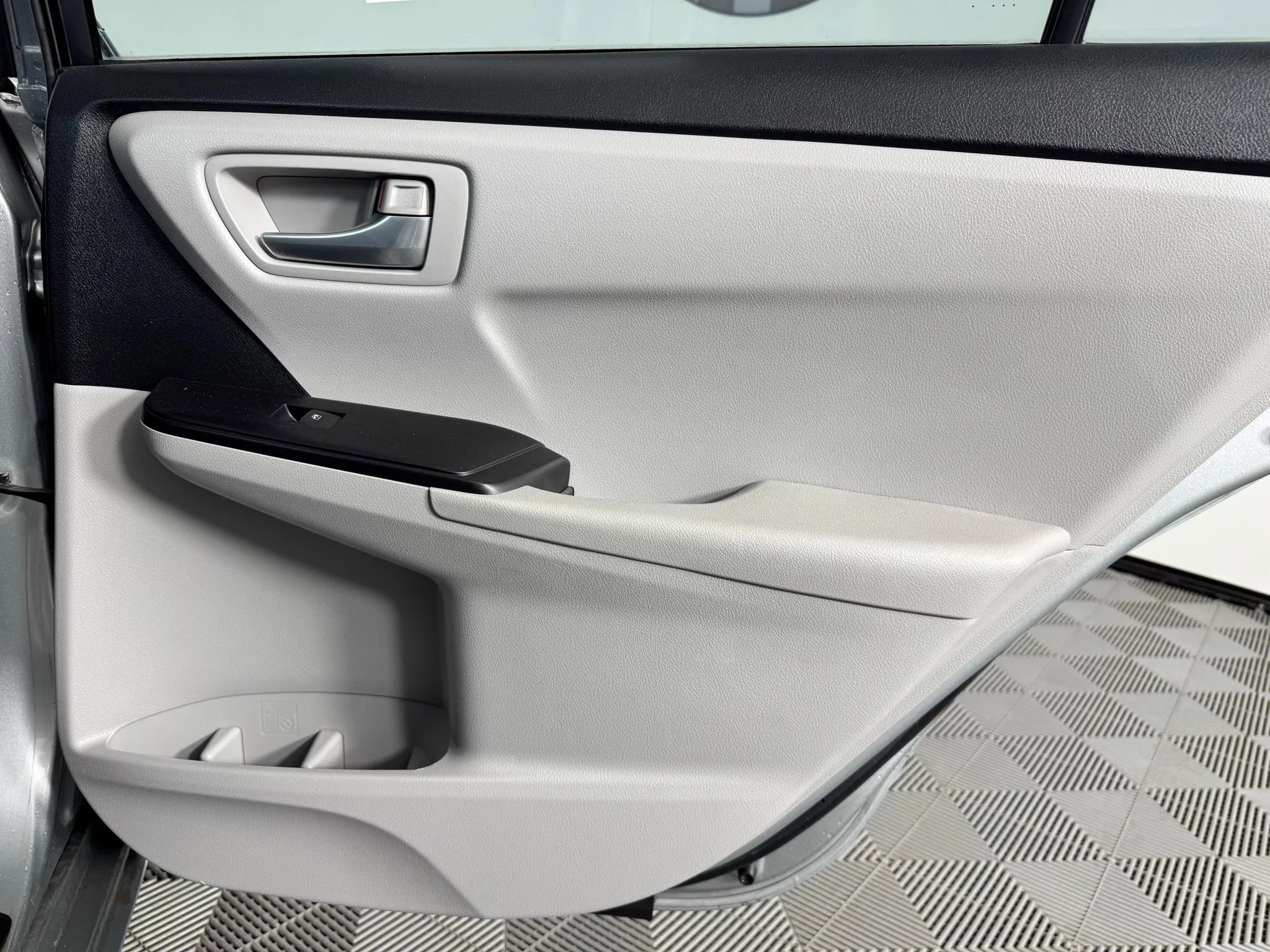 Used 2017 Toyota Camry SE image 38