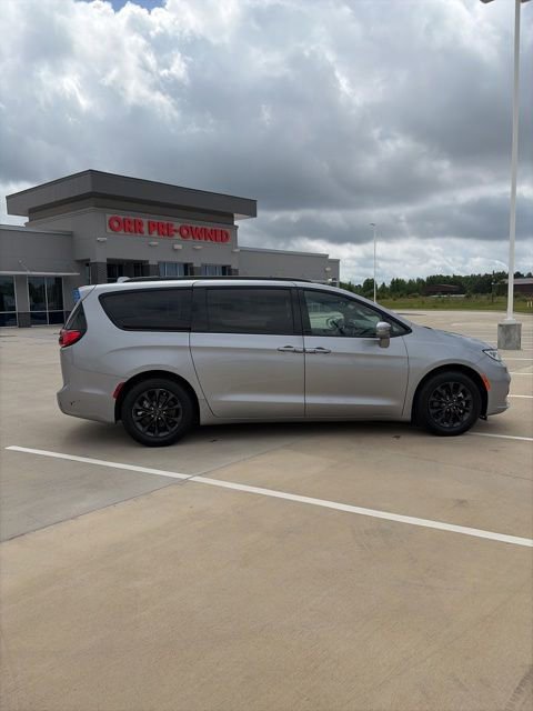 Used 2021 Chrysler Pacifica Touring w/ S Appearance Package FWD image 3