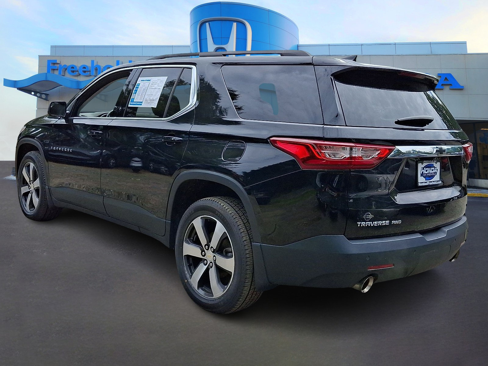 Used 2021 Chevrolet Traverse LT w/ LT Premium Package AWD/4WD image 4