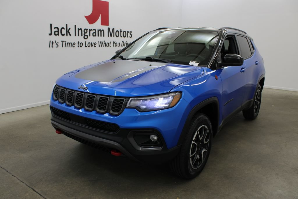 Used 2024 Jeep Compass Trailhawk AWD/4WD image 2