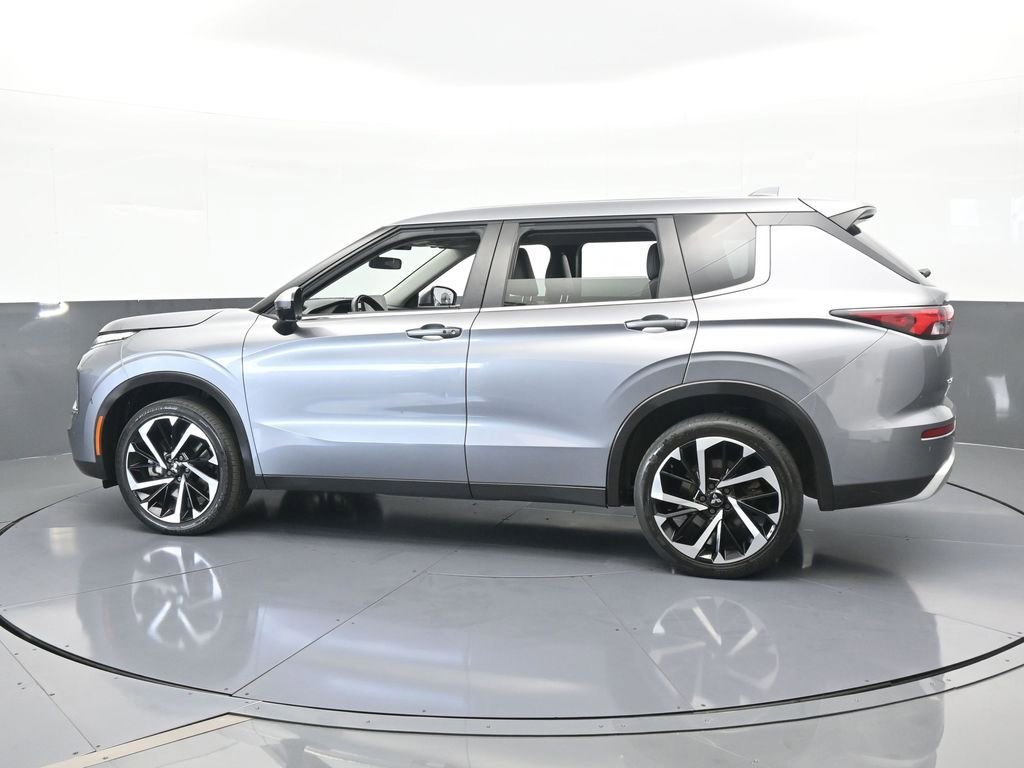 Used 2022 Mitsubishi Outlander SE image 3