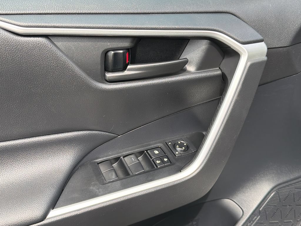 Used 2021 Toyota RAV4 LE AWD/4WD image 19