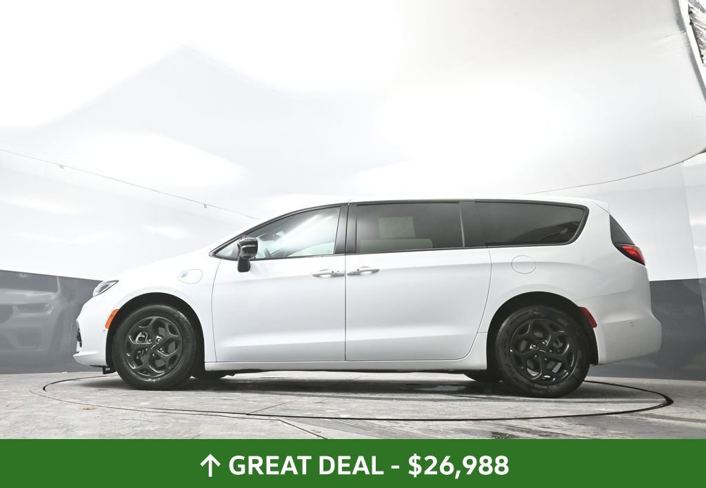 Used 2024 Chrysler Pacifica Select image 55