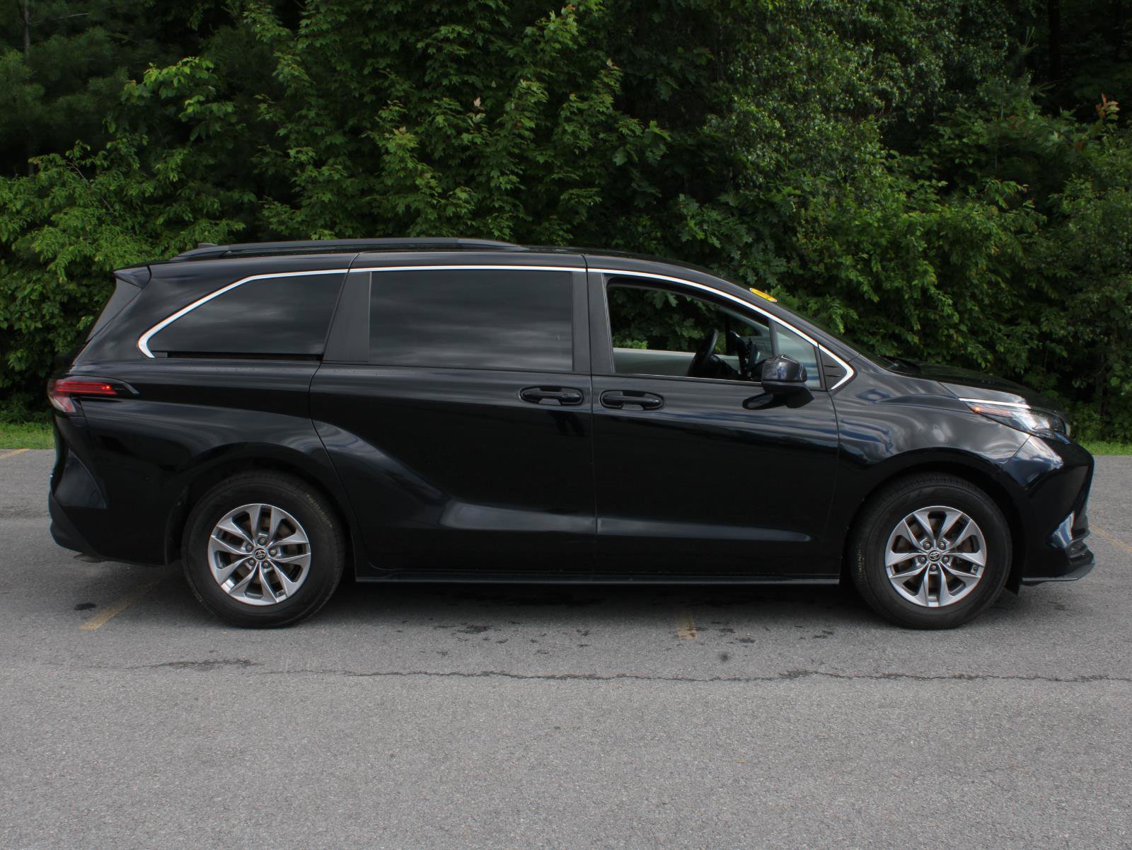 Used 2022 Toyota Sienna LE AWD/4WD image 4