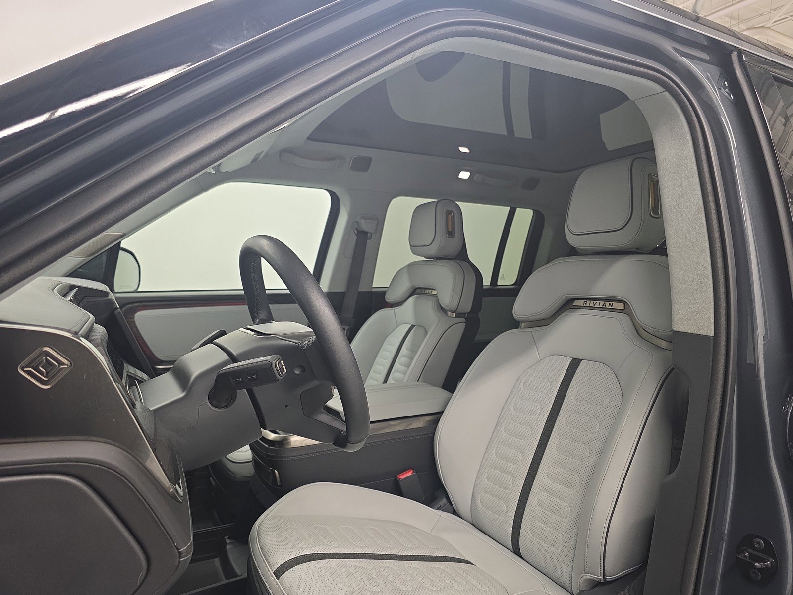 Used 2023 Rivian R1S Adventure AWD/4WD image 20