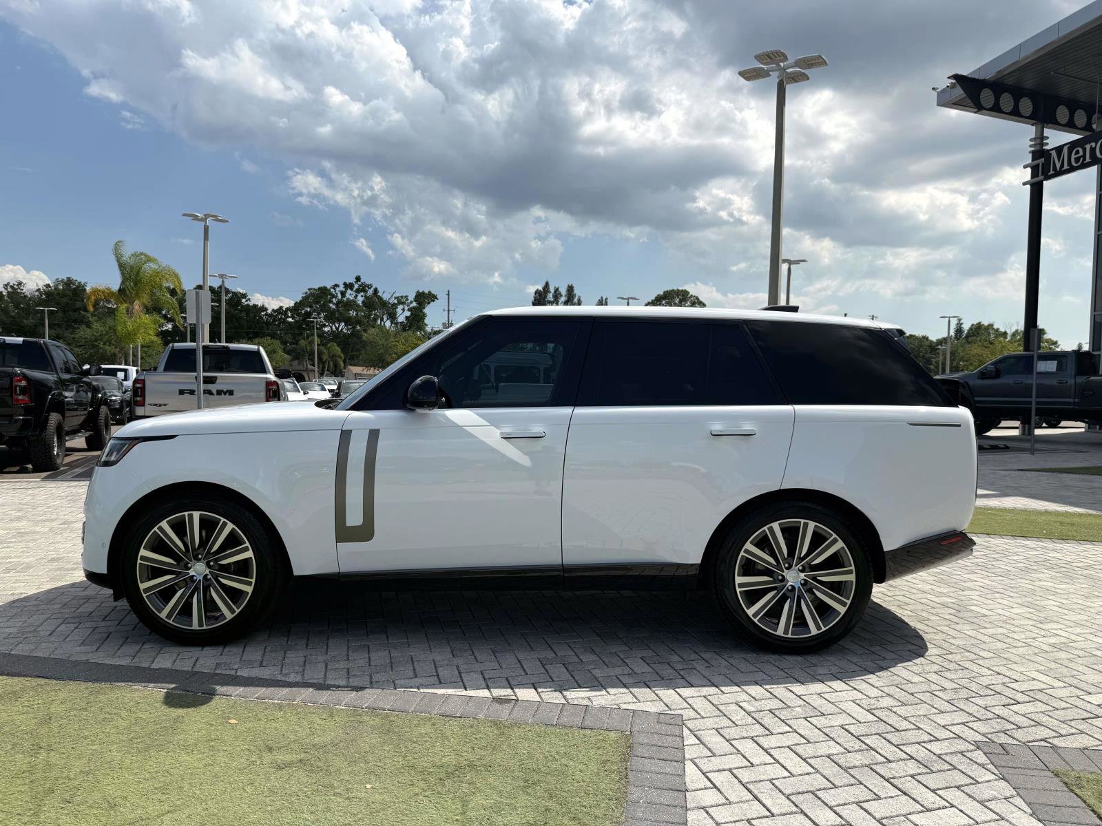 Used 2023 Land Rover Range Rover SE AWD/4WD image 4