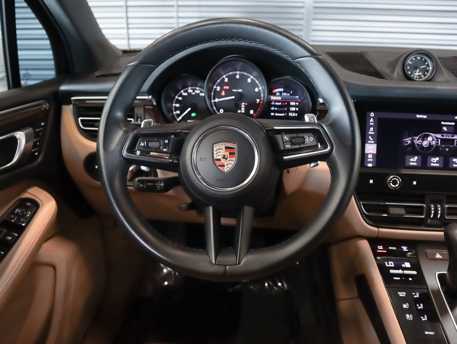 Certified 2023 Porsche Macan AWD/4WD image 16