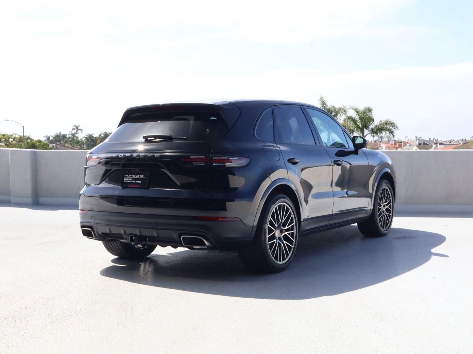 Certified 2023 Porsche Cayenne Platinum Edition image 9