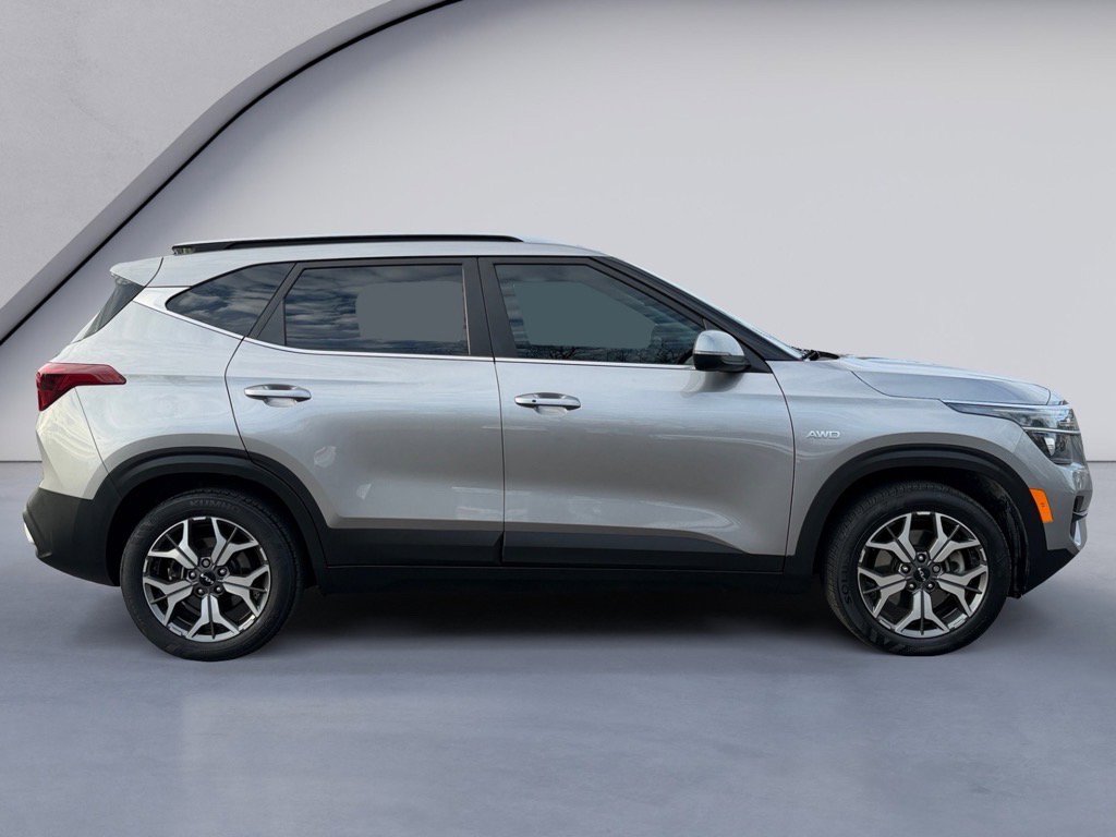 Used 2022 Kia Seltos EX image 2