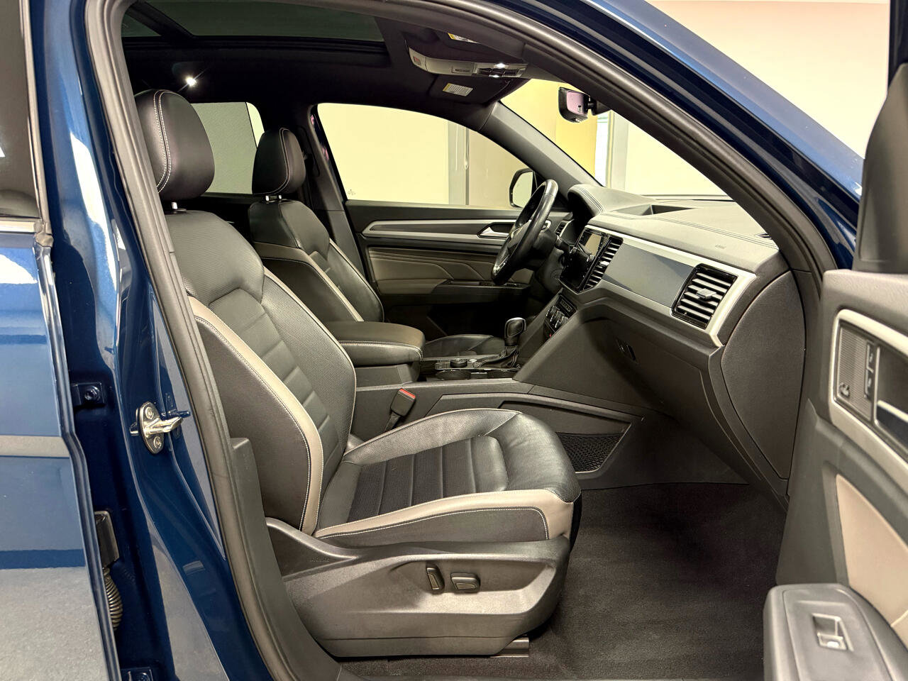 Used 2021 Volkswagen Atlas Cross Sport SEL Premium image 9