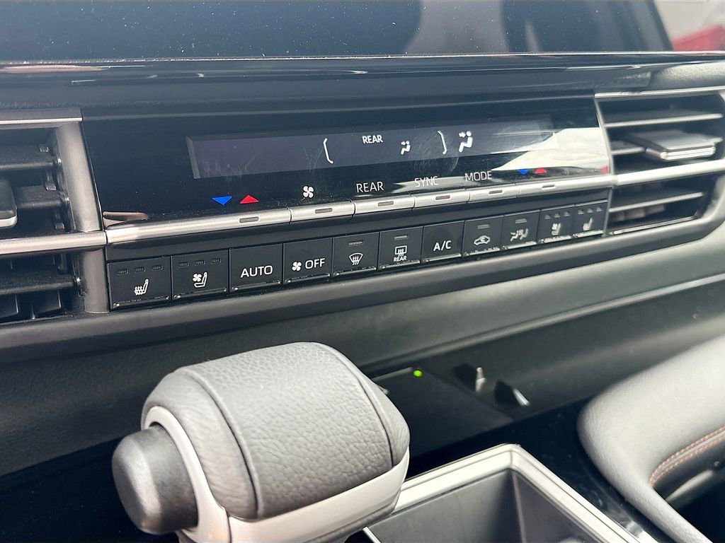 Used 2025 Toyota Sienna Limited image 16