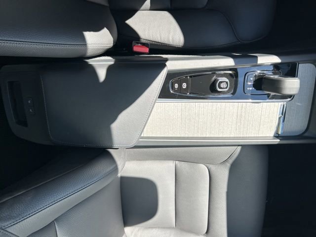 Used 2025 Volvo XC60 B5 Plus image 26