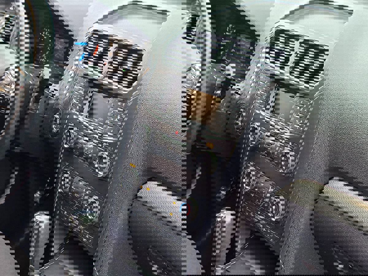 Used 2019 Ford Explorer XLT image 17