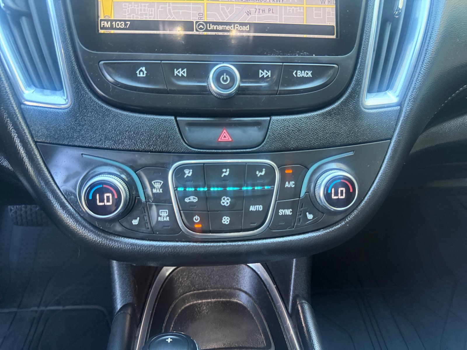Used 2018 Chevrolet Malibu Hybrid w/ Leather Package FWD image 25