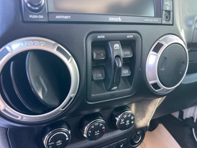 Used 2018 Jeep Wrangler Unlimited Sahara w/ Connectivity Group AWD/4WD image 12