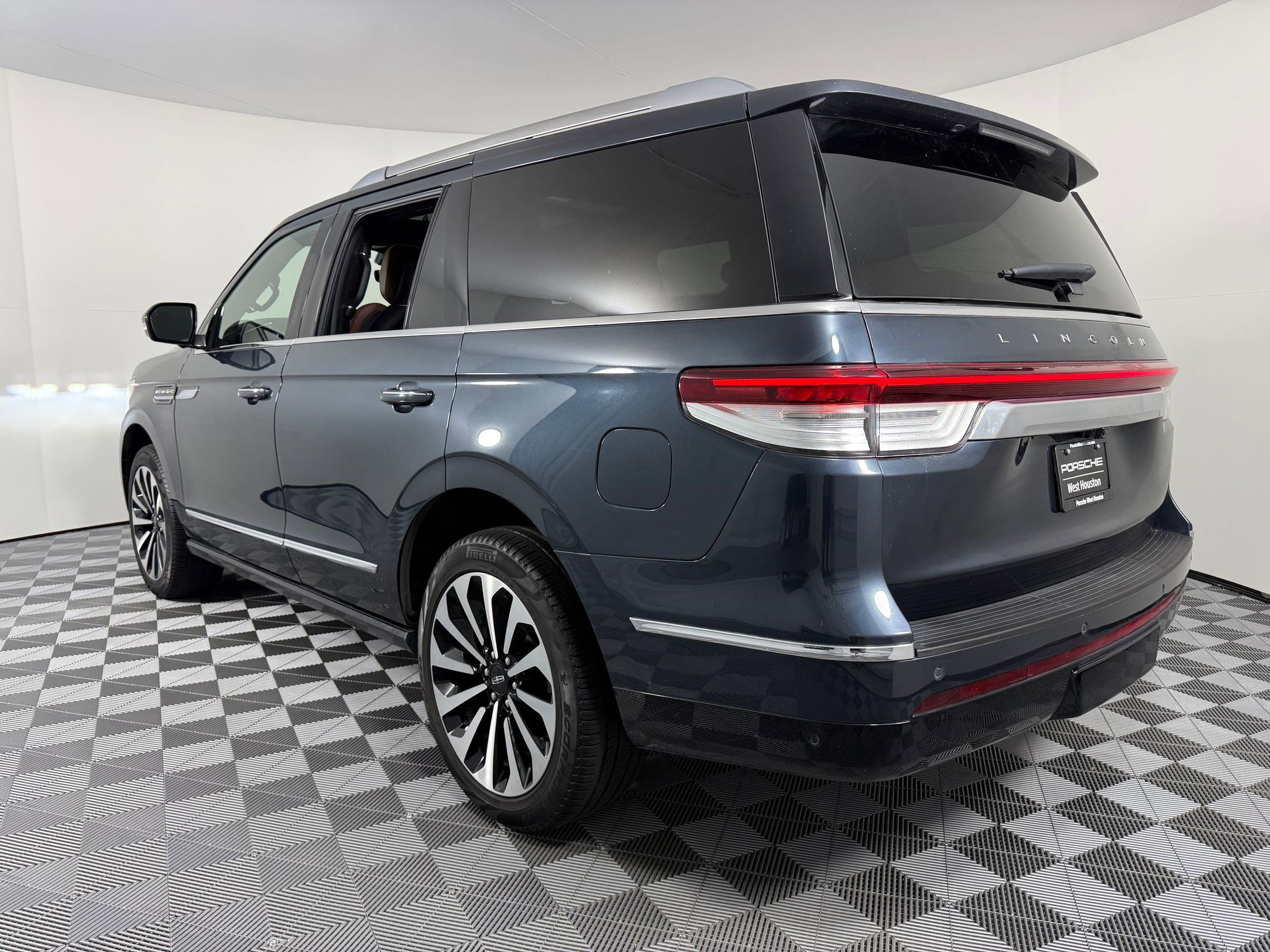 Used 2024 Lincoln Navigator Reserve image 3