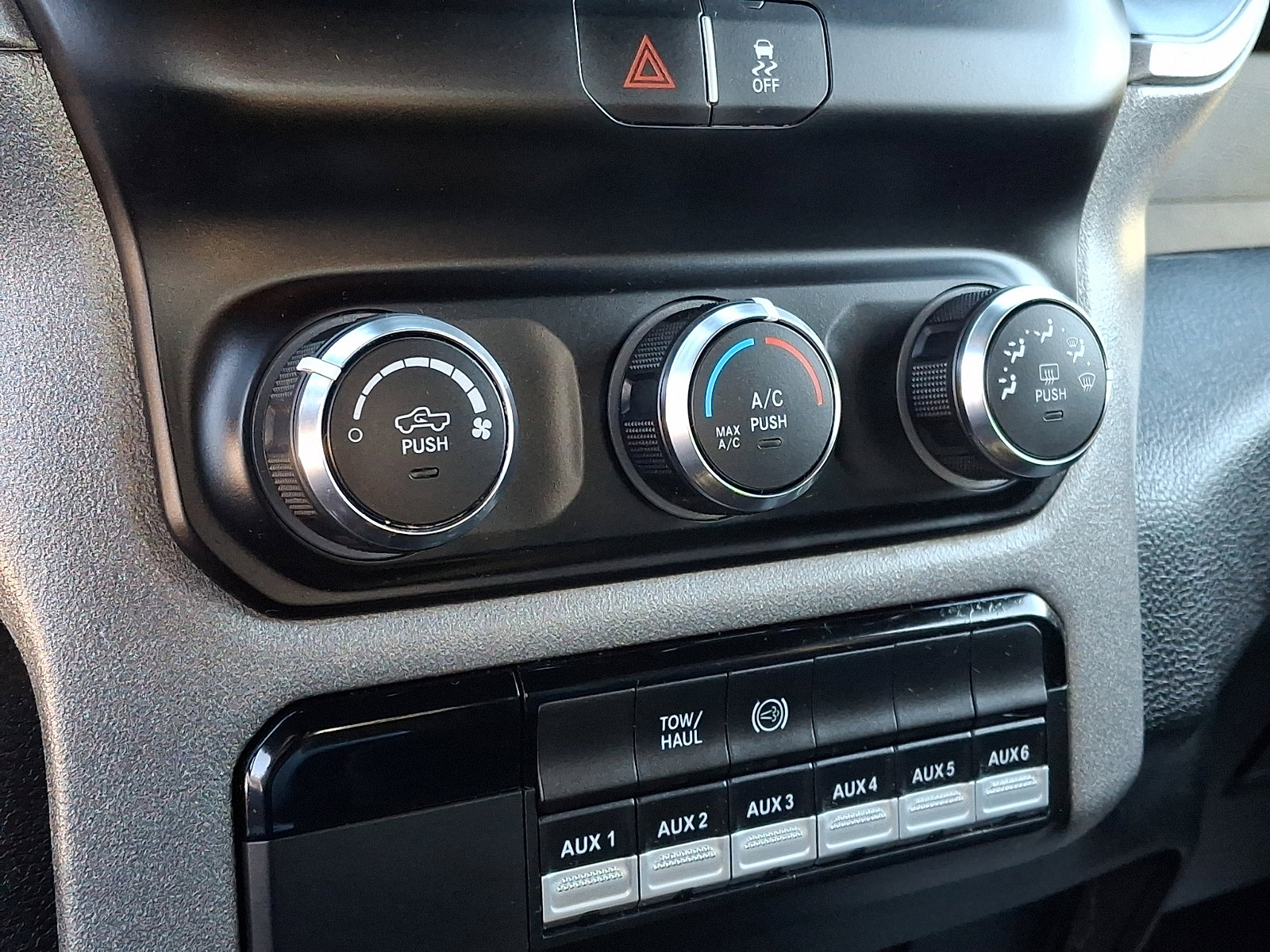 Used 2024 RAM 2500 Tradesman w/ Chrome Appearance Group image 18