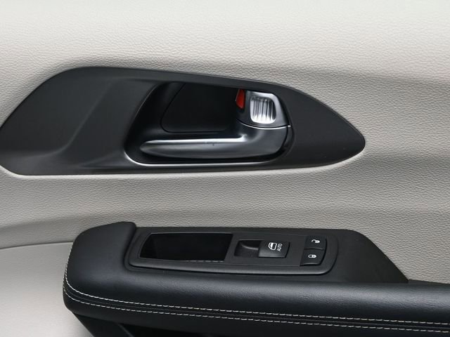 Used 2023 Chrysler Pacifica Touring-L image 34