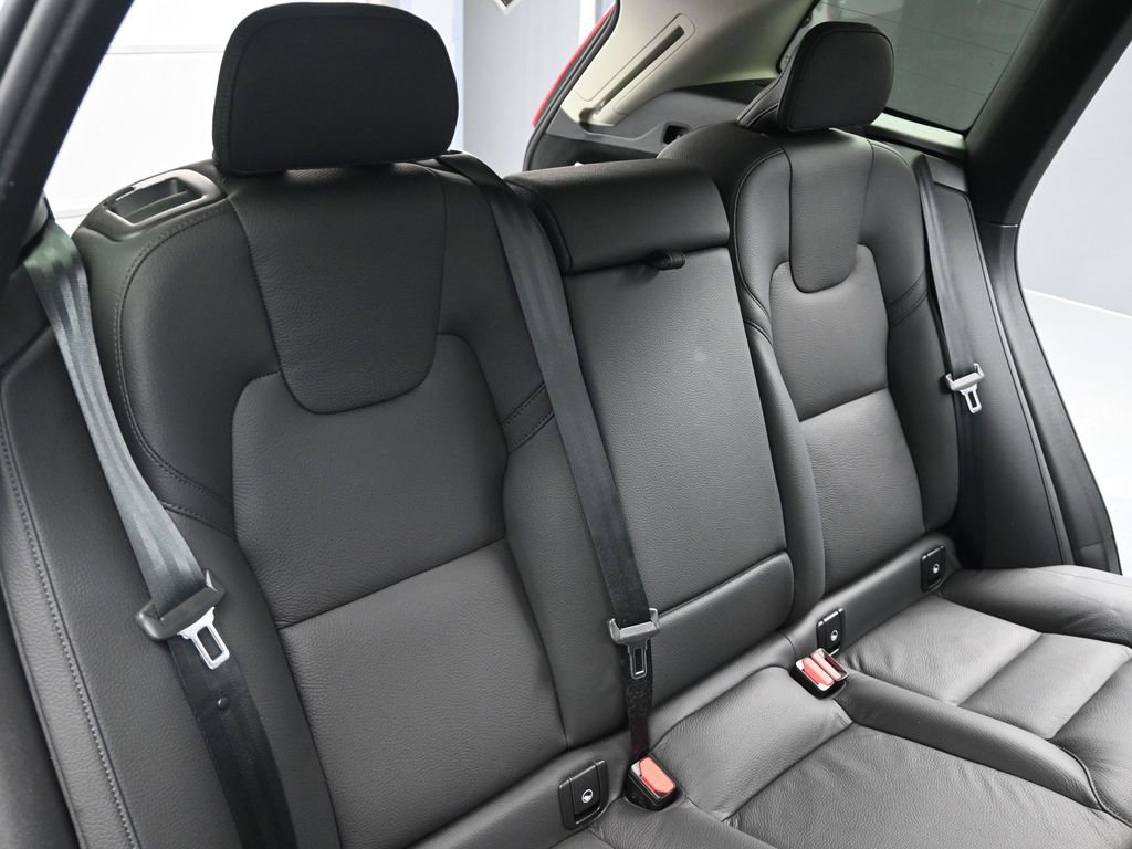 Used 2025 Volvo XC60 B5 Plus image 15