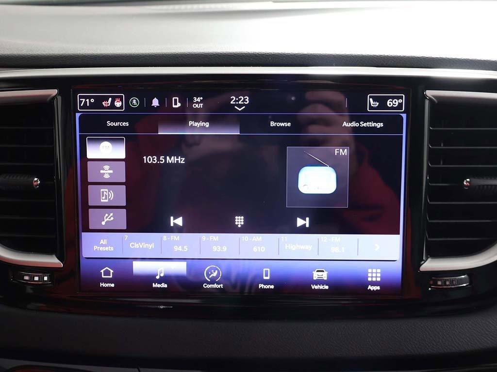 Used 2024 Chrysler Pacifica Touring-L image 42