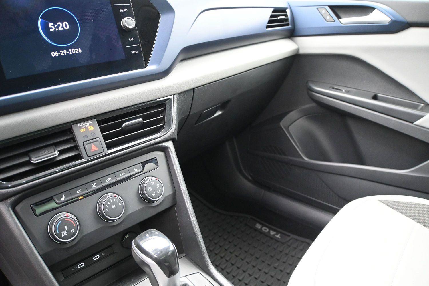 Certified 2022 Volkswagen Taos SE w/ Panoramic Sunroof Package FWD image 4