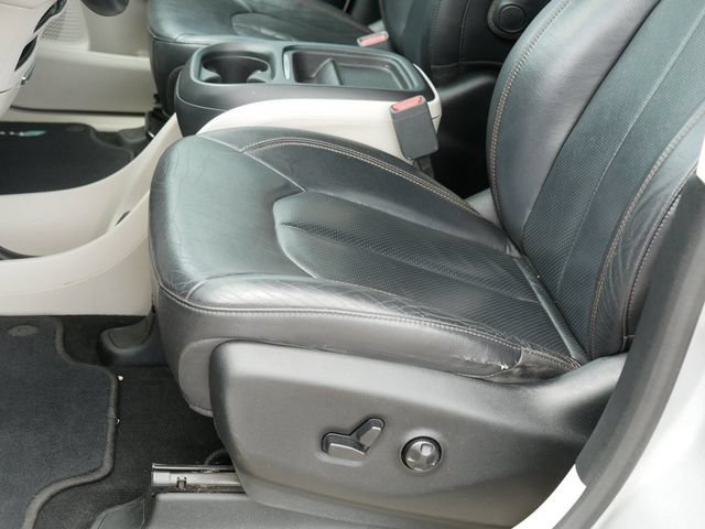 Used 2017 Chrysler Pacifica Premium FWD image 14
