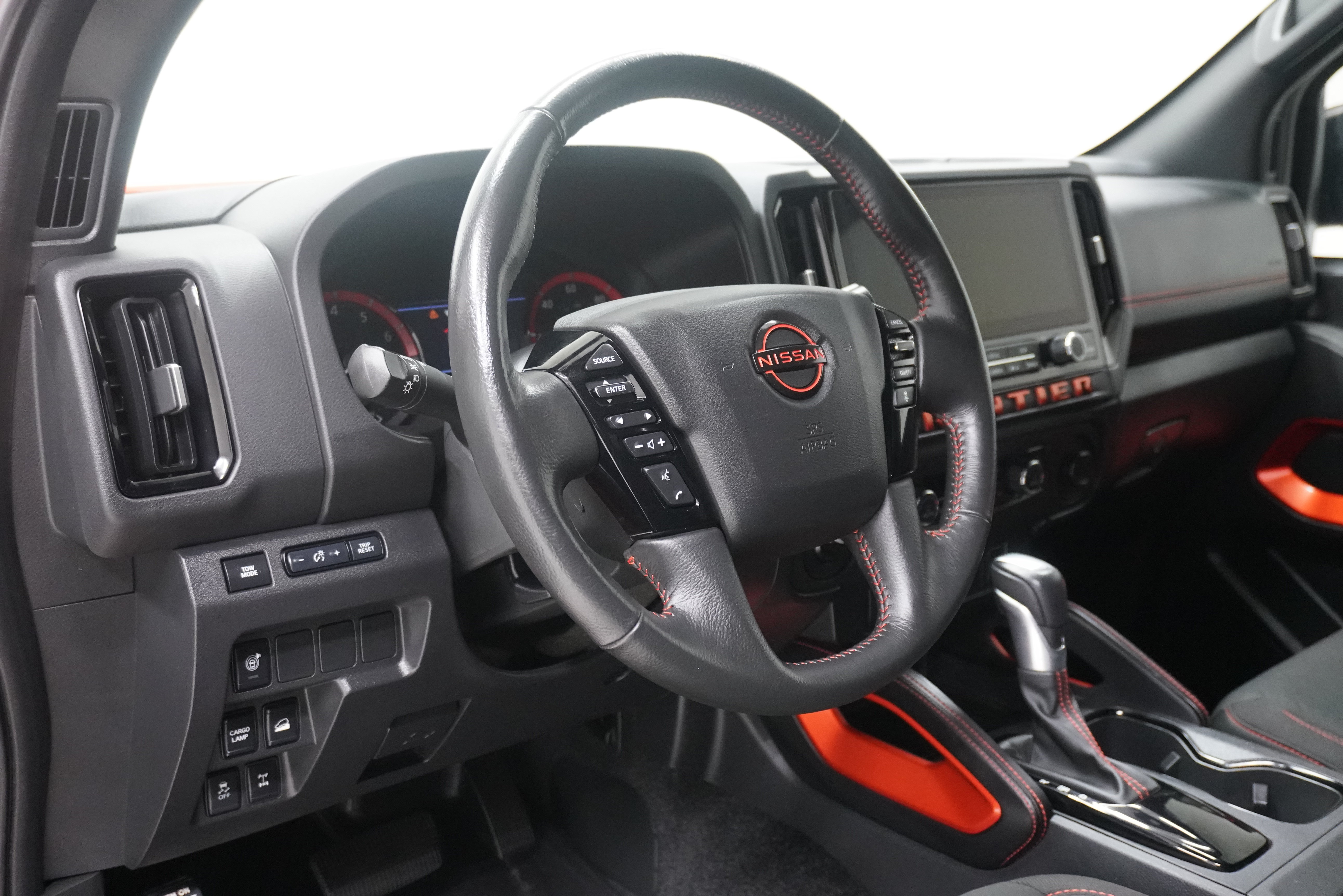 Used 2025 Nissan Frontier PRO-4X w/ Tow Package AWD/4WD image 10