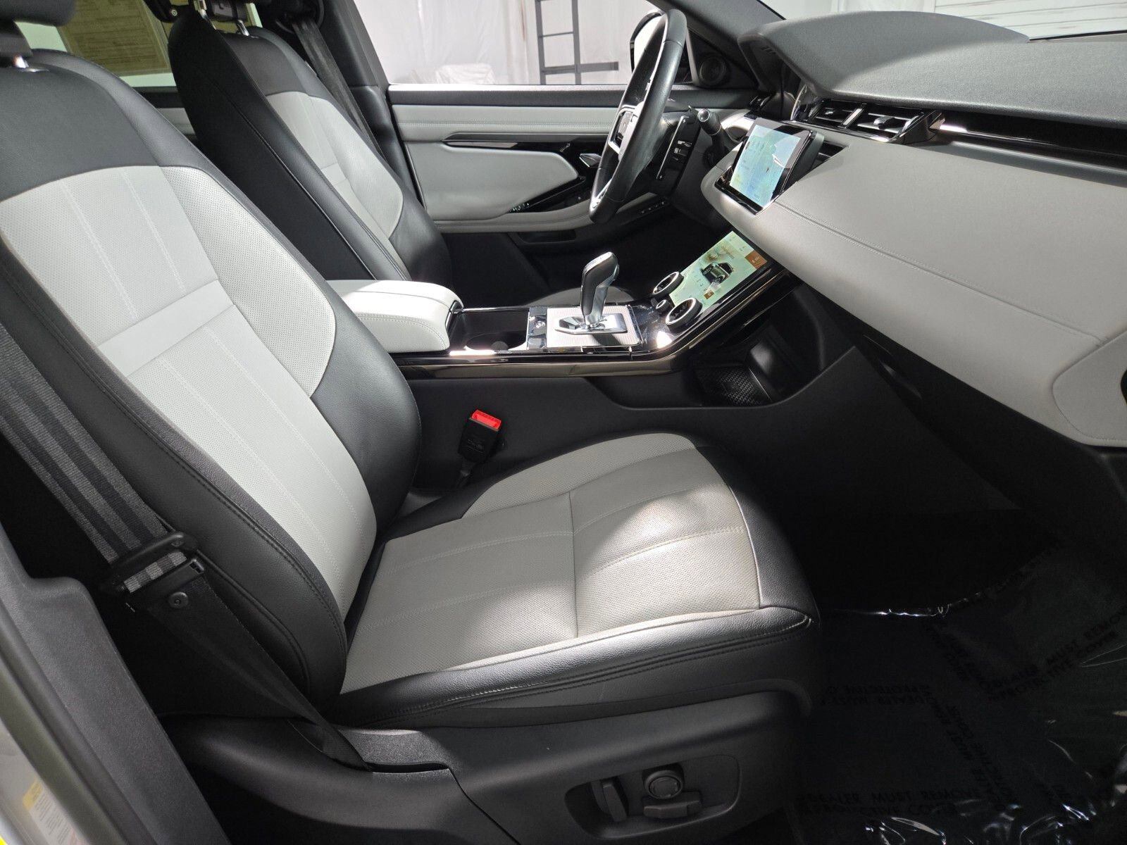 Used 2023 Land Rover Range Rover Evoque R-Dynamic SE AWD/4WD image 3