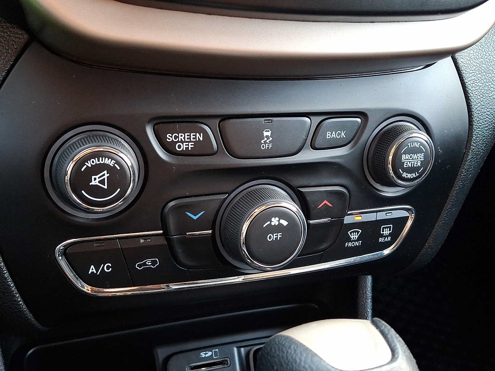Used 2016 Jeep Cherokee Latitude AWD/4WD image 16