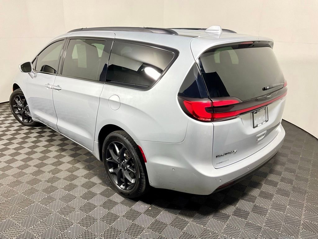 Used 2022 Chrysler Pacifica Touring-L w/ Uconnect Theater Family Group image 15