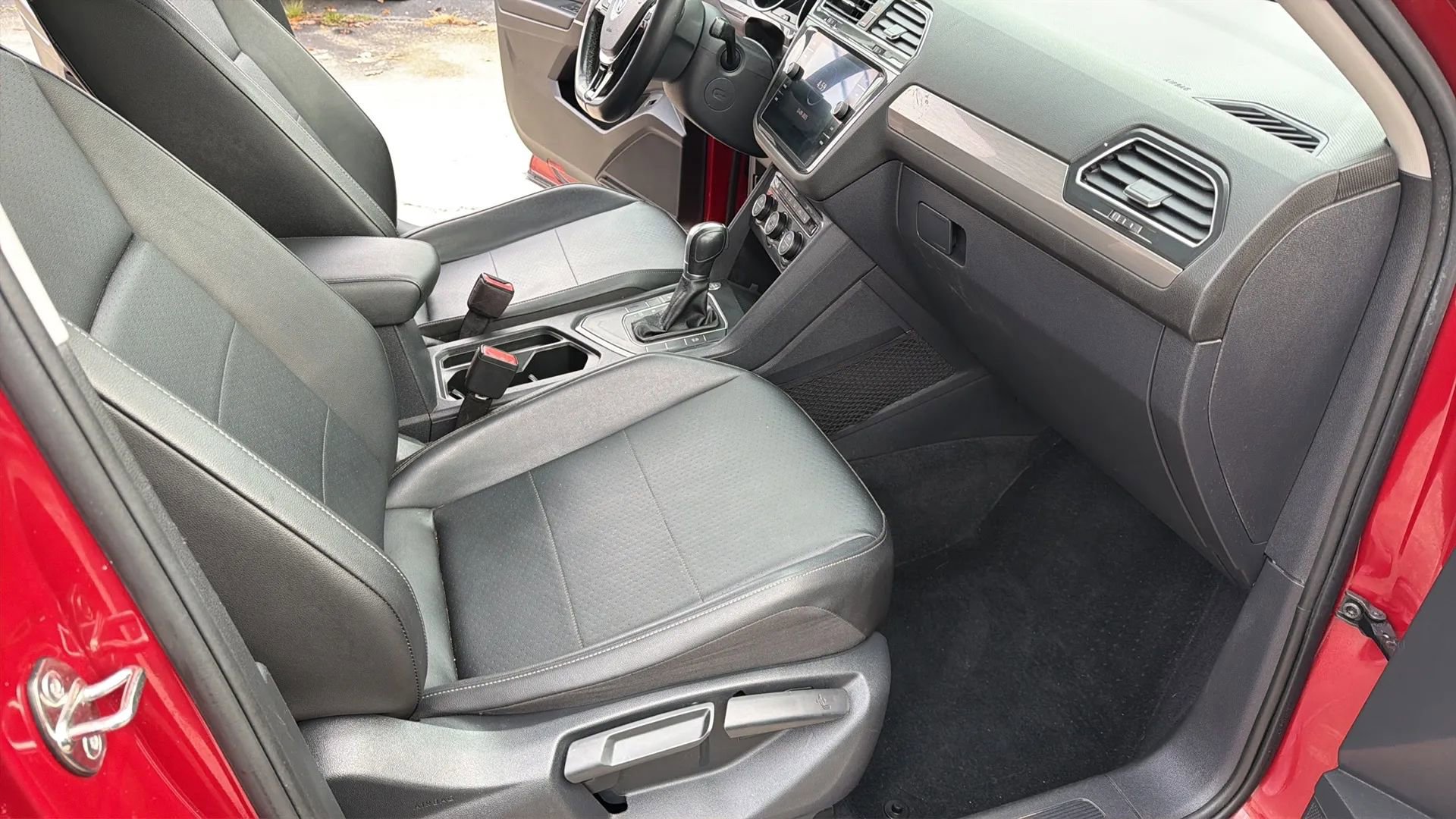 Used 2018 Volkswagen Tiguan SEL FWD image 32