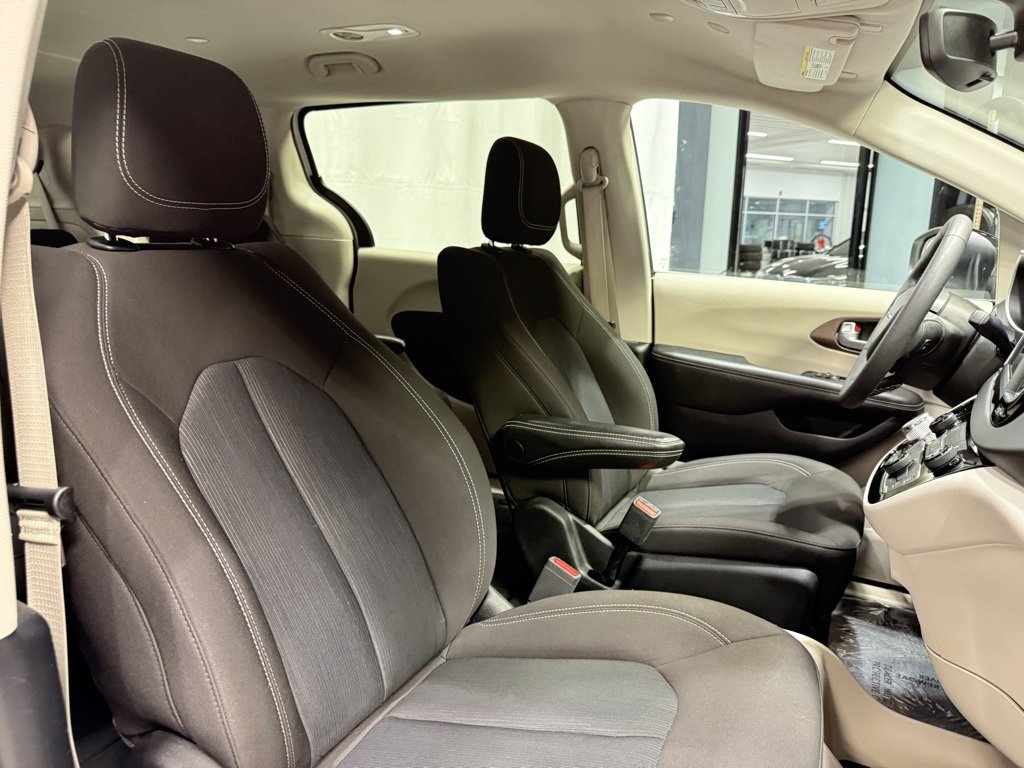 Used 2024 Chrysler Voyager LX image 24